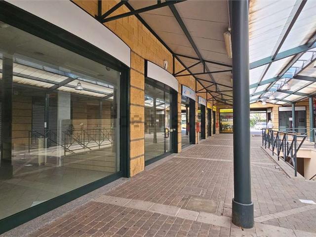 Locale Commerciale in vendita a Abbiategrasso, Lombardia