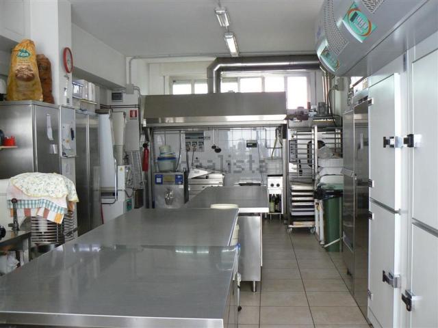 Locale Commerciale in vendita a Miralfiore, Marche