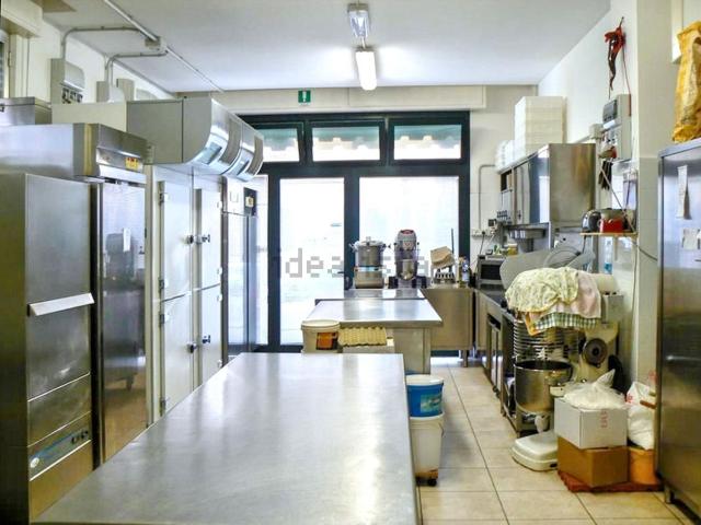 Locale Commerciale in vendita a Miralfiore, Marche