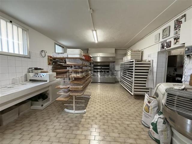 Locale Commerciale in vendita a Zona Ovest, Brescia
