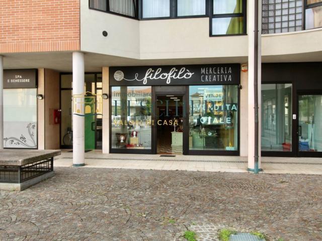 Locale Commerciale in vendita a Villafranca Di Verona, Veneto