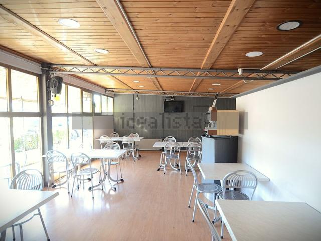 Locale Commerciale in vendita a Magione, Umbria