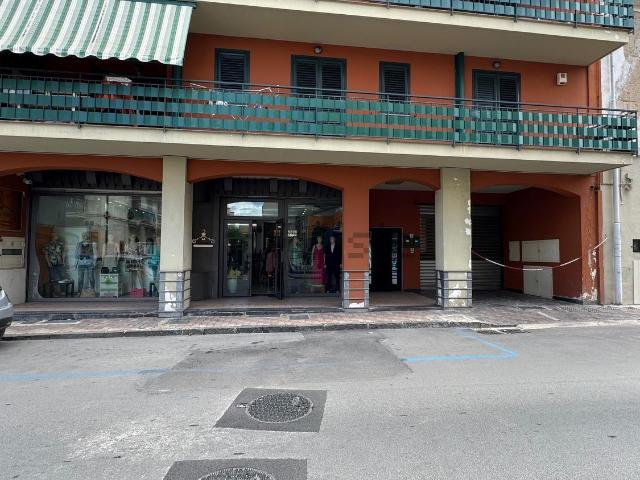 Locale Commerciale in vendita a Cicciano, Campania
