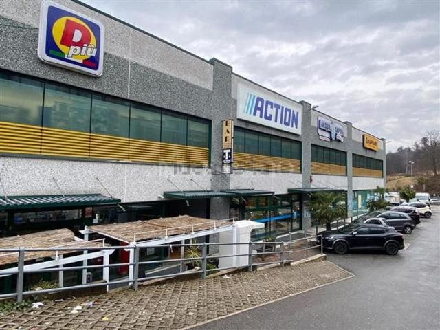 Locale Commerciale in vendita a Comunità Montana del Piambello, Cadegliano