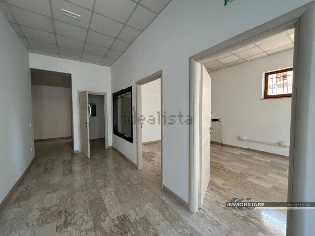 Locale Commerciale in vendita a Unione dei Comuni della Val Vibrata, Alba Adriatica