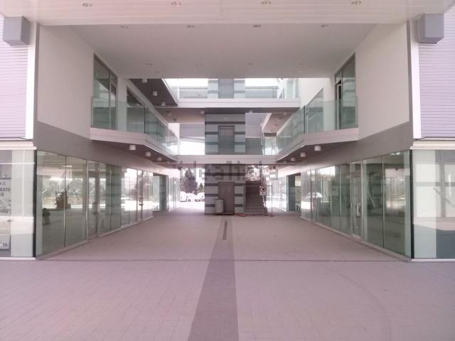 Locale Commerciale in vendita a Marche, Pesaro E Urbino