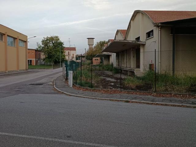 Locale Commerciale in vendita a Fratta Polesine, Rovigo