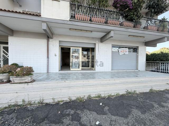 Locale Commerciale in vendita a San Gordiano, Roma Capitale