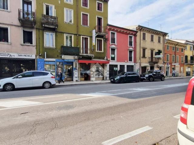Locale Commerciale in vendita a Sud-Est, Brenzone