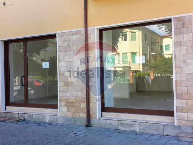 Locale Commerciale in vendita a Lido di Camaiore, Camaiore