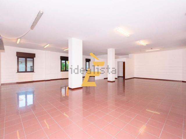 Locale Commerciale in vendita a Fontanile, Piemonte