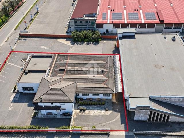 Locale Commerciale in vendita a Palude, Puegnago del Garda