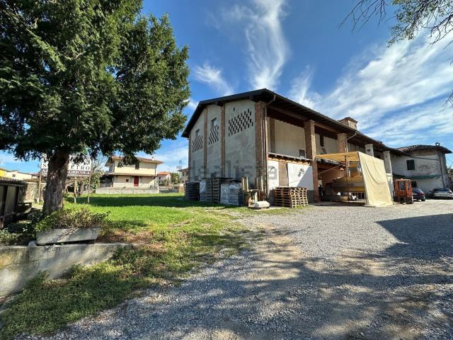 Locale Commerciale in vendita a Cazzago San Martino, Lombardia