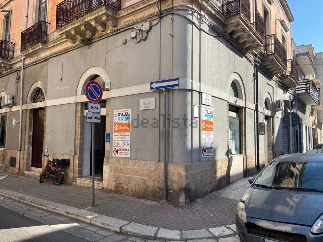 Locale Commerciale in vendita a Centro, Puglia