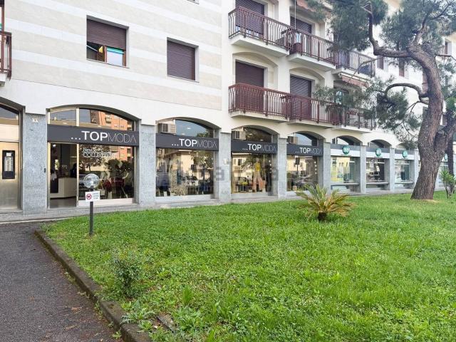 Locale Commerciale in vendita a Agrate Brianza, Lombardia