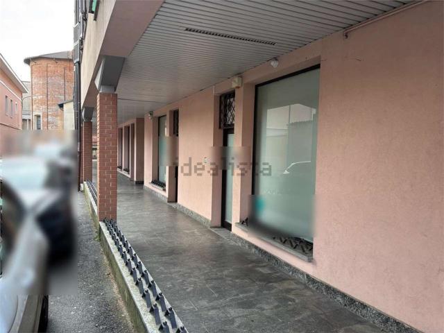 Locale Commerciale in vendita a Cassano Magnago, Lombardia