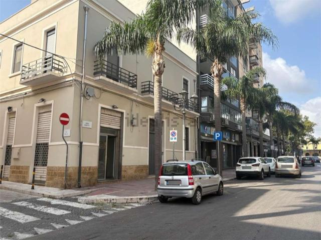 Locale Commerciale in vendita a Centro, Puglia