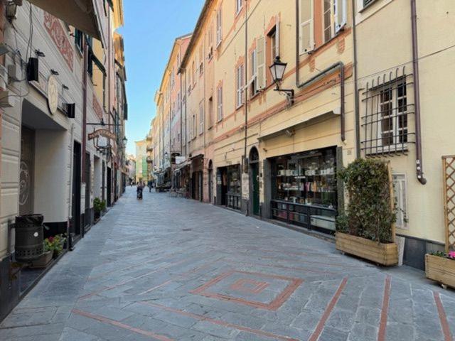 Locale Commerciale in vendita a Loano, Liguria