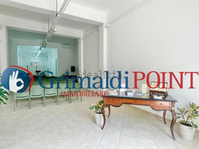 Locale Commerciale in vendita a Puglia, Lecce