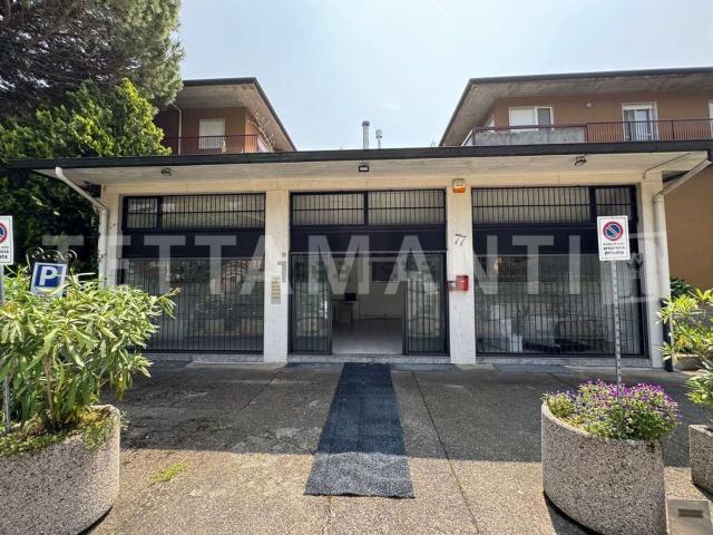 Locale Commerciale in vendita a Albese con Cassano, Albese