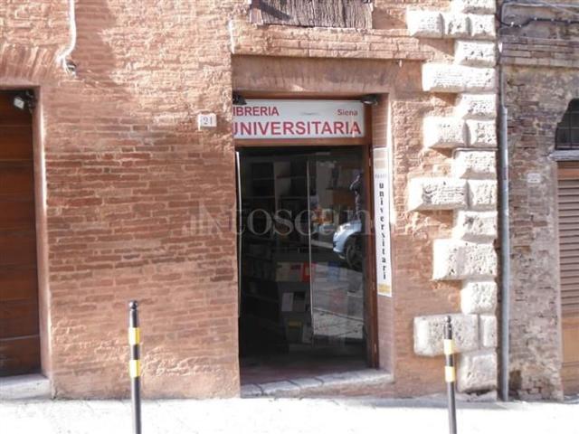 Locale Commerciale in vendita a Contrada dell'Aquila, Siena