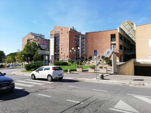 Locale Commerciale in vendita a Chiugiana, Corciano