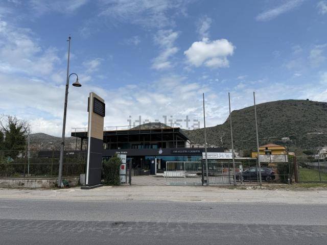 Locale Commerciale in vendita a Caserta, Campania