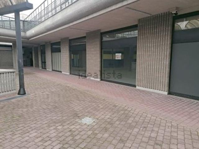 Locale Commerciale in vendita a Oltresempione, Legnano
