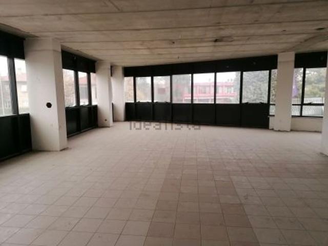 Locale Commerciale in vendita a Oltresempione, Legnano