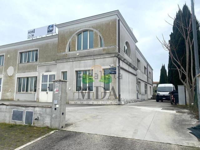 Locale Commerciale in vendita a Unione dei Comuni della Val Vibrata, Alba Adriatica