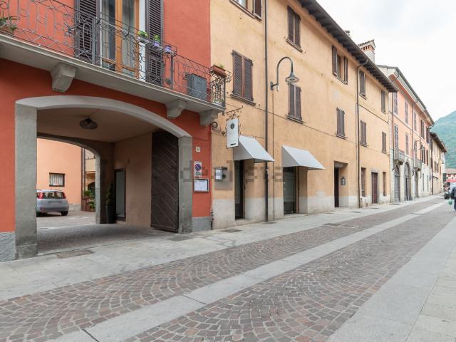 Locale Commerciale in vendita a Iseo, Brescia
