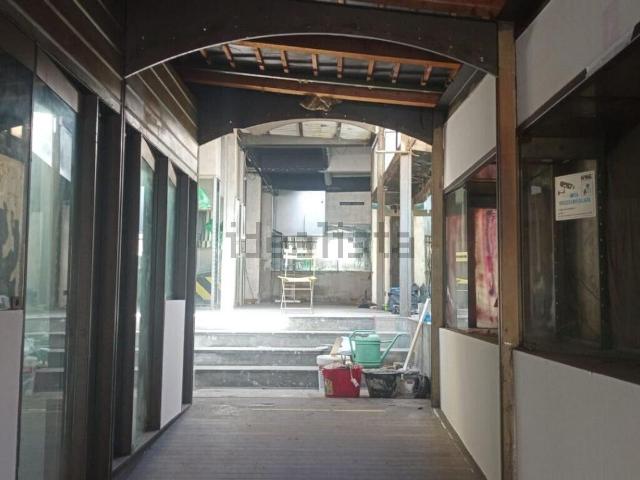 Locale Commerciale in vendita a Levante, Serra Riccò
