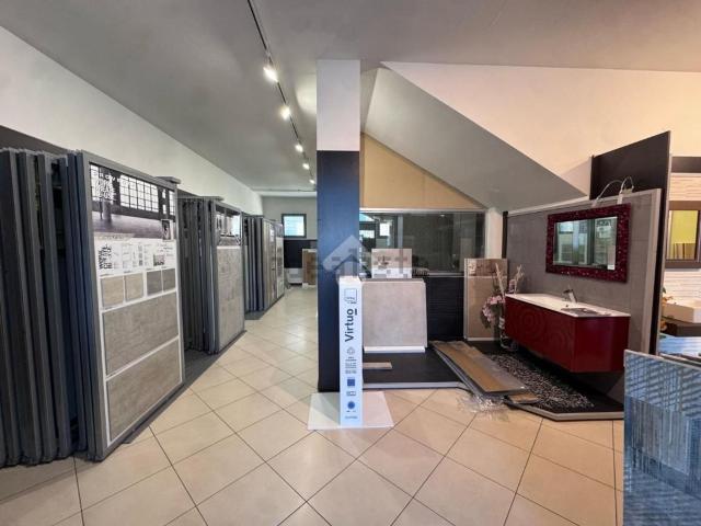 Locale Commerciale in vendita a Onara, Tombolo