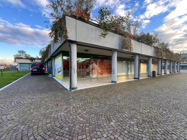 Locale Commerciale in vendita a Lugana, Sirmione