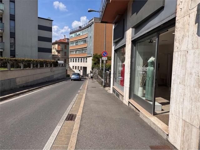 Locale Commerciale in vendita a Cantù, Lombardia