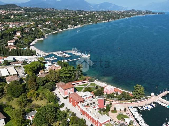 Locale Commerciale in vendita a Padenghe Sul Garda, Lombardia