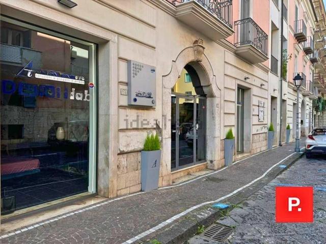 Locale Commerciale in vendita a Centro Storico, Caserta