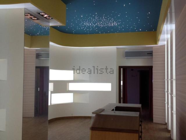 Locale Commerciale in vendita a Carbonara di Bari, Puglia