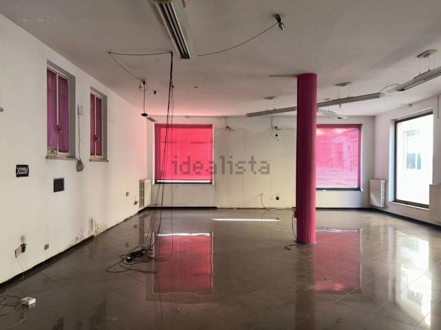 Locale Commerciale in vendita a Paese Alto, Marche
