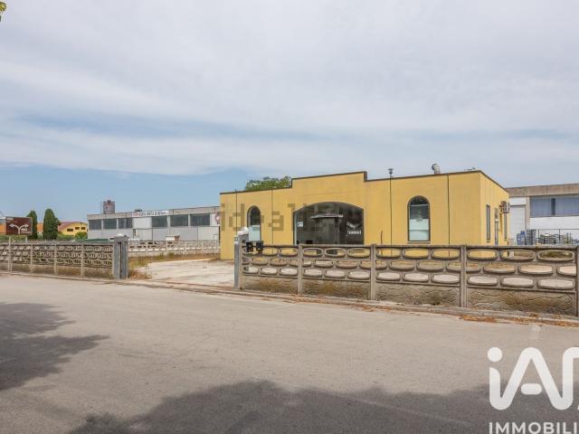 Locale Commerciale in vendita a Aneto, Montelupone