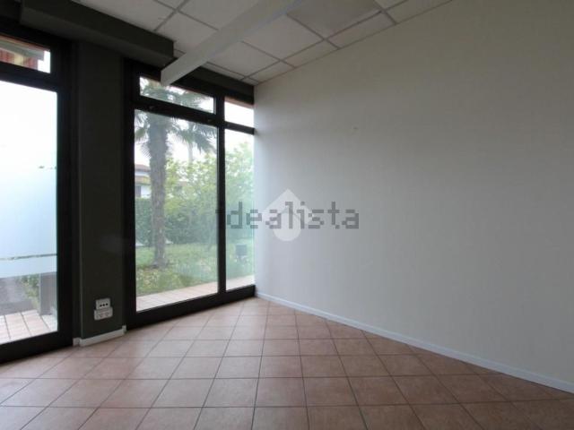 Locale Commerciale in vendita a Scanzorosciate, Lombardia