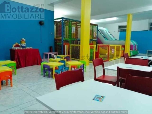 Locale Commerciale in vendita a Lizzano, Taranto