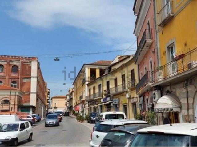 Locale Commerciale in vendita a Porta Rufina, Benevento