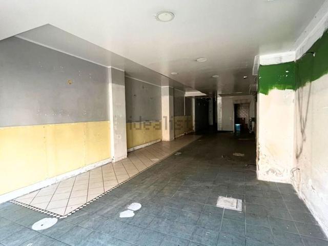 Locale Commerciale in vendita a Maddaloni, Campania