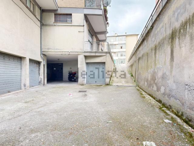 Locale Commerciale in vendita a Regina Pacis, Rieti