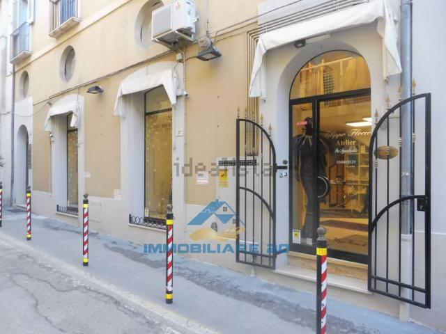 Locale Commerciale in vendita a Scapriano, Teramo