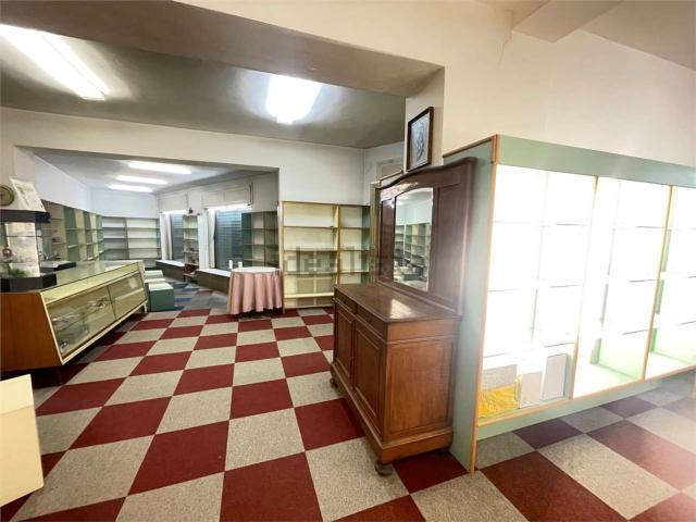Locale Commerciale in vendita a Travaino, Caronno Varesino