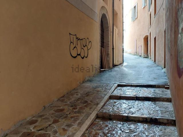 Locale Commerciale in vendita a Spoleto, Umbria