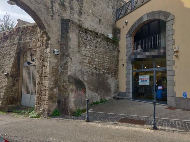 Locale Commerciale in vendita a Viterbo, Lazio