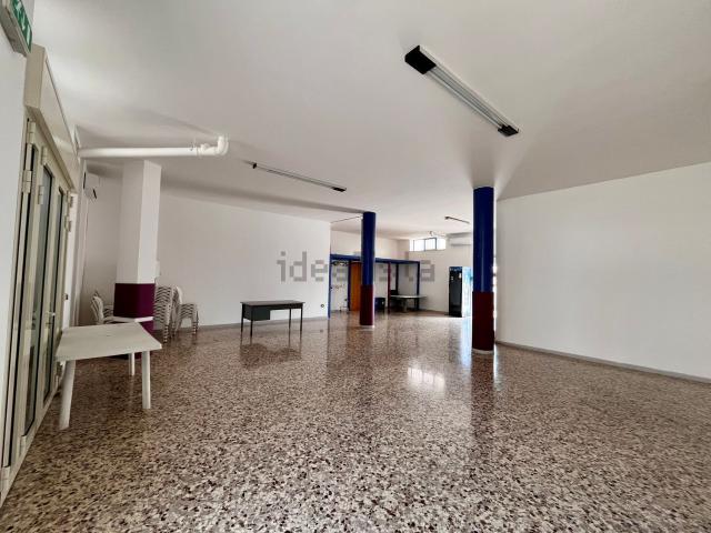 Locale Commerciale in vendita a Puglia, Bari